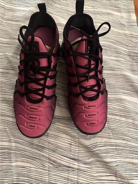 Nike Women’s Sneakers in Magenta with Black Accents